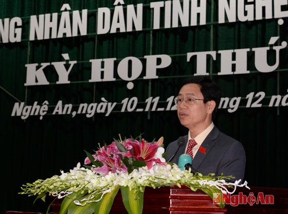 Phó Chủ tịch HĐND tỉnh Nguyễn Xuân Sơn phát biểu mở đầu phiên thảo luận tại hội trường
