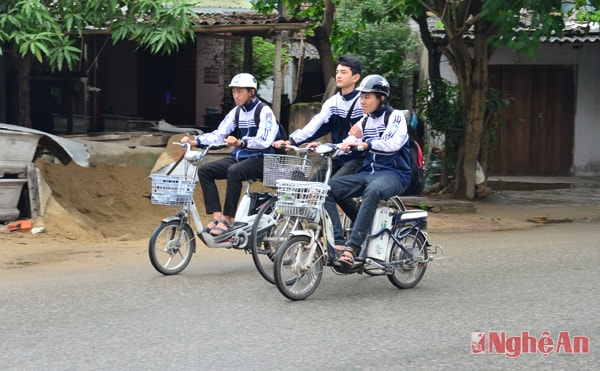 Nhiều học sinh, sinh viên đi xe đạp điện giàn hàng ngang, hàng 3.
