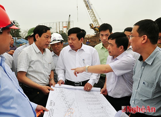 Tác phẩm “Các đồng chí lãnh đạo tỉnh chỉ đạo GPMB Quốc lộ 1A” của Đức Chuyên.