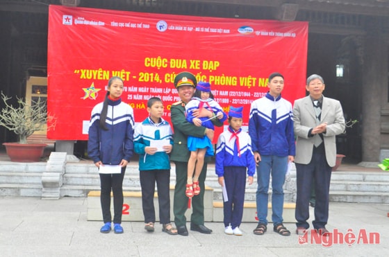 Trao học bổng Vòng tay đồng đội.