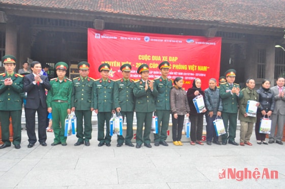 Trao quà cho gia đình chính sách, quân nhân có hoàn cảnh khó khăn.