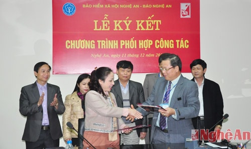 Lãnh đạo 2 đơn vị ký kết và trao đổi quy chế phối hợp