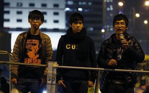 3 Thủ lĩnh biểu tình, trong đó Alex Chow đang phát biểu. Ảnh: Reuters