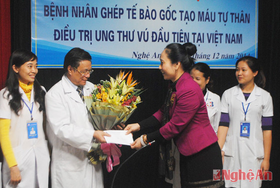 Tặng hoa và quà chúc mừng kíp ghép của Bệnh viện Ung bướu Nghệ An