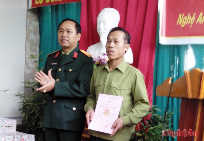 Thượng tá Nguyễn Thành Trung, ủy viên thường vụ phó chính ủy Lữ đoàn 16 trao quyết định nhà tình nghĩa cho quân nhân Lô Hữu Quý