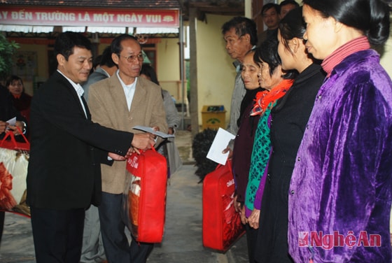 Trao quà các hộ nghèo và người già cô đơn