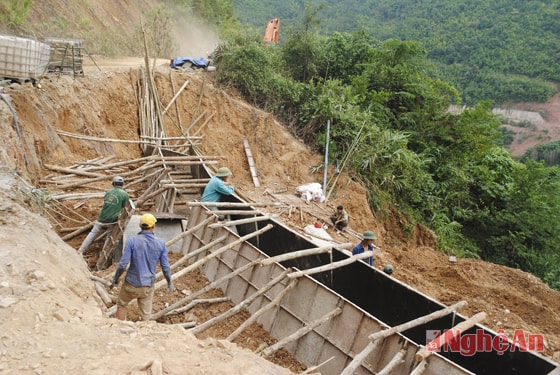 Thi công phần kè ven sông Nậm Nơn.