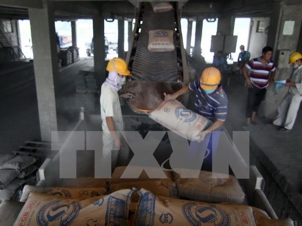 Vận chuyển sản phẩm ximăng đi tiêu thụ. Ảnh: TTXVN