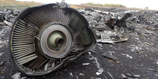 Phần còn lại của chiếc máy bay xấu số MH17 bị bắn hạ hôm 17/7 tại miền Đông Ukraina. Ảnh: AFP/Alexander Khudoteply