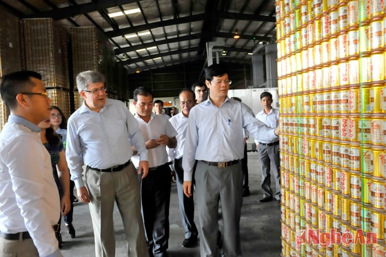 Đại sứ CHLB Nga tại Việt Nam thăm Nhà máy bia  Hà Nội (KCN Nam Cấm). Ảnh: S.M