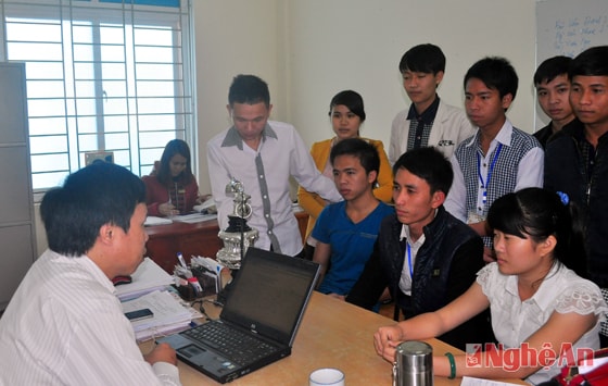 Tư vấn cho học viên đi làm việc tại nước ngoài tại Trung tâm tư vấn việc làm - Trường Cao đẳng nghề Du lịch - Thương mại Nghệ An.