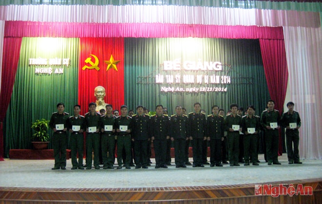  Tặng giấy khen cho các đồng chí có kết quả học tập tốt