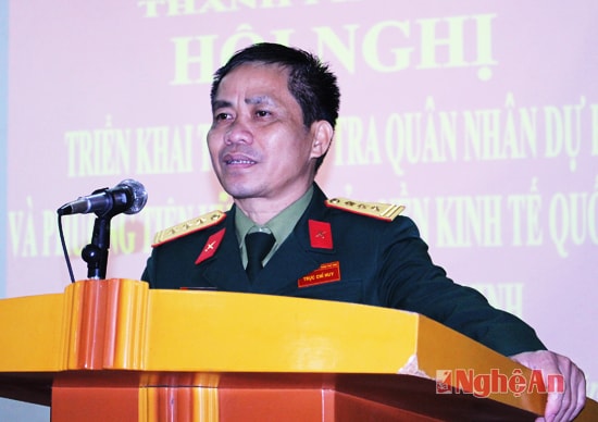 Thượng tá Võ Văn Nga - Phó Chỉ huy trưởng Ban Chỉ huy quân sự thành phố Vinh triển khai quán triệt nội dung tập huấn