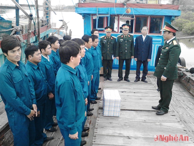  Đ/c Nguyễn Ngọc Hà – chỉ huy trưởng ban chỉ huy quân sự huyện Quỳnh Lưu phát biểu tại buổi tặng quà