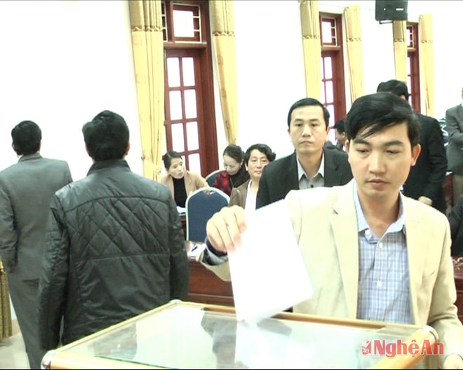 Bỏ phiếu xếp loại đảng bộ huyện năm 2014