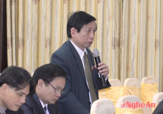 Đại  biểu Phạm Anh Tuấn (Quỳnh Lưu) đề nghị làm rõ số lao động xuất khẩu theo con đường chính ngạch và tiểu ngạch