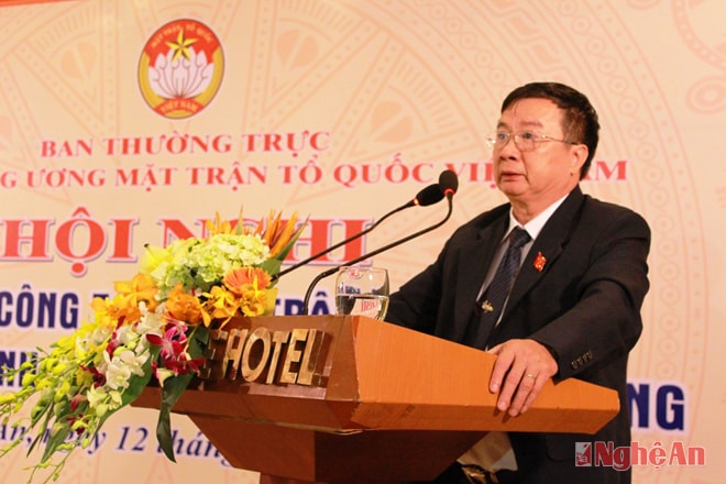 Đồng chí Nguyễn Ngọc Nguyên, Phó Chủ tịch Thường trực Uỷ ban MTTQ tỉnh Nghệ An báo cáo tại Hội nghị giao ban.