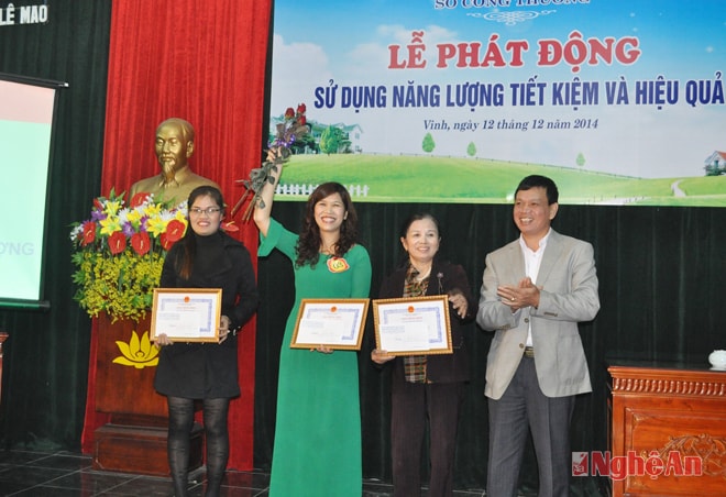 Trao tặng bằng khen cho các gia đình tiết kiệm năng lượng.