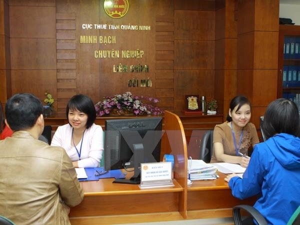 Giải thích chính sách cho người nộp thuế ở Cục Thuế Quảng Ninh. Ảnh minh họa: TTXVN