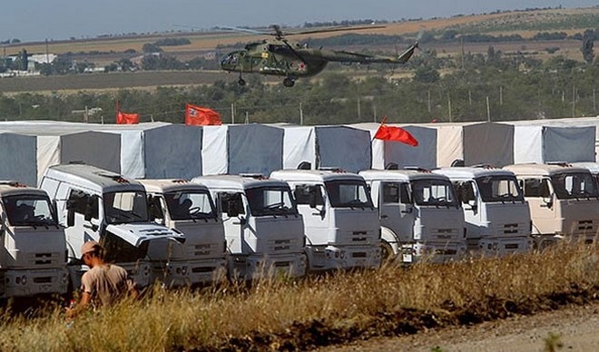 Đoàn xe chở hàng viện trợ nhân đạo của Nga sang miền Đông Ukraine. (Nguồn: AFP)