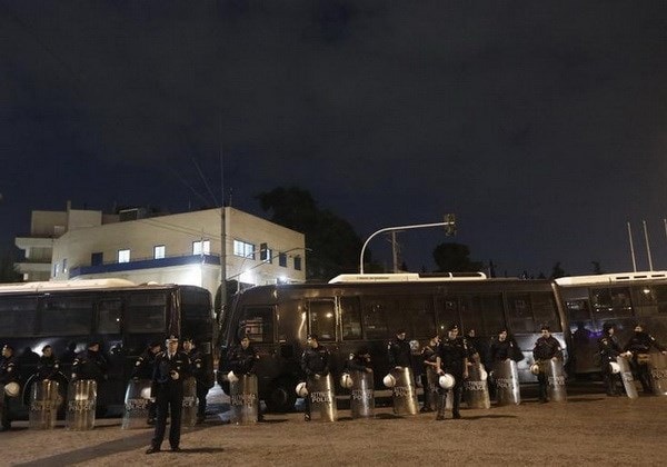  Cảnh sát đứng bên ngoài Đại sứ quán Israel tại Hy Lạp. (Nguồn: Reuters)