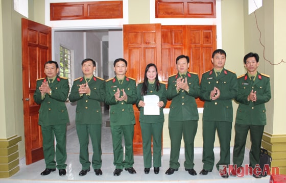 Thượng tá Nguyễn Hồ Huệ - Phó Chính ủy Lữ đoàn 283, cơ quan Ban chỉ huy Lữ đoàn, Ban CHQS huyện Đô Lương trao quyết định bàn giao nhà đồng đội cho Trung úy Nguyến Thị Mỹ