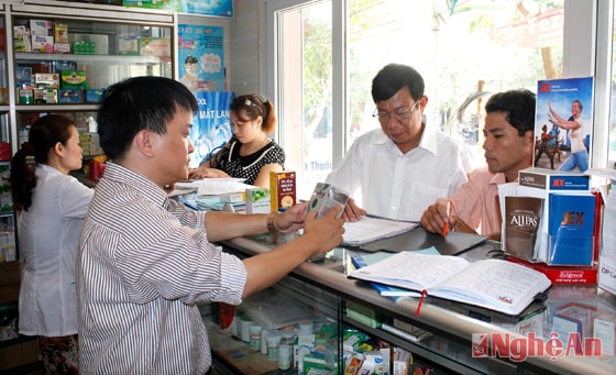 Thanh tra Sở Y tế kiểm tra một hiệu thuốc  tại TP. Vinh. Ảnh: Từ Thành