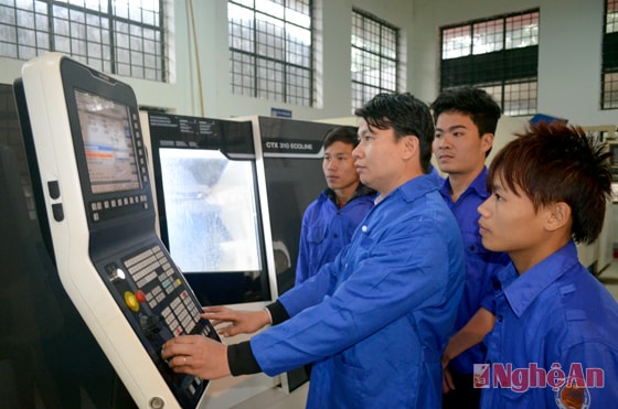 Giờ thực hành của sinh viên Khoa Cơ khí chế tạo Trường ĐH Sư phạm kỹ thuật Vinh. Ảnh: N.K