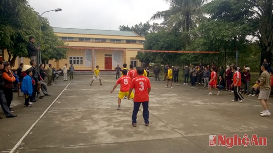 Hoạt động thể thao cộng đồng  tại nhà văn hóa xóm ở xã Nam Giang.