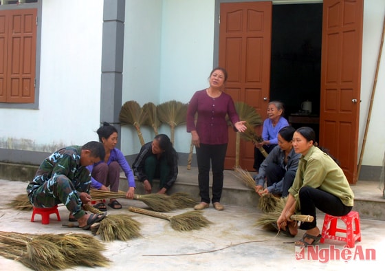 Người dân làng nghề chổi đót thôn Sơn (Thanh Lĩnh - Thanh Chương)  phục dựng không gian diễn xướng Dân ca ví, dặm.