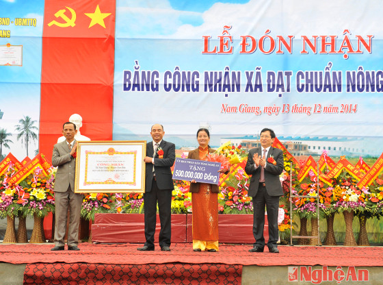 Đồng chí Đinh Viết Hồng phó chủ tịch UBND tỉnh trao bằng chứng nhận