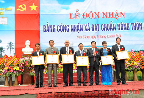 Đồng chí Đinh Viết Hồng trao bằng khen của chủ tịch tỉnh cho các cá nhân tiêu biểu