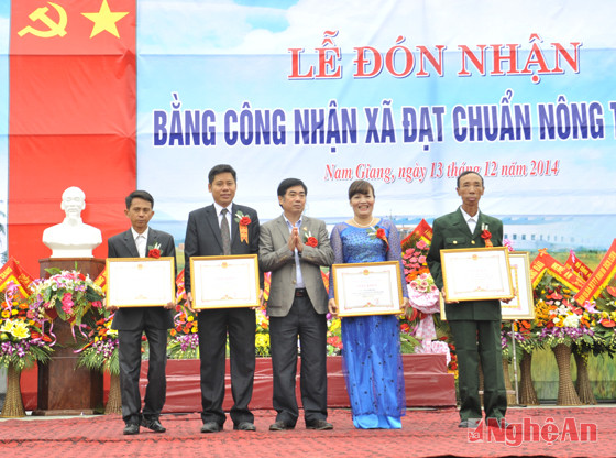 Chủ tịch UBND huyện Nam Đàn trao giấy khen cho các tập thể và cá nhân tiêu biêu