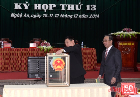Các đại biểu HĐND tỉnh bỏ phiếu tín nhiệm đối với 16 chức danh do HĐND tỉnh bầu
