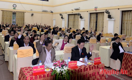 Các đại biểu HĐND tỉnh biểu quyết thông qua 17 nghị quyết