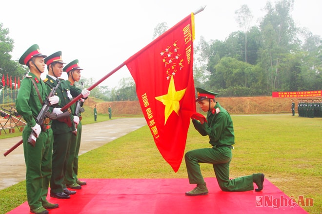 Chiến sỹ mới tuyên thệ dưới quân kỳ quyết thắng