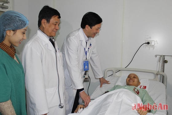 Thăm hỏi bệnh nhân ung thư được điều trị ghép tủy tại Bệnh viện Ung bướu Nghệ An.