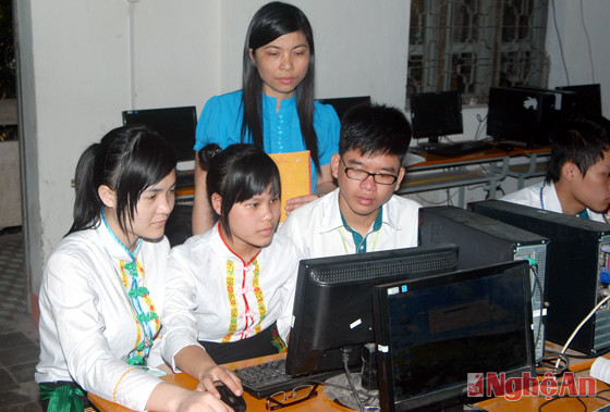Thực hành Tin học tại Trường THPT dân tộc nội trú Nghệ An. Ảnh: Đình Nhật