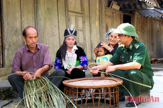 Cán bộ Đồn Biên phòng Nậm Cắn gặp gỡ, trao đổi  với đồng bào địa phương.