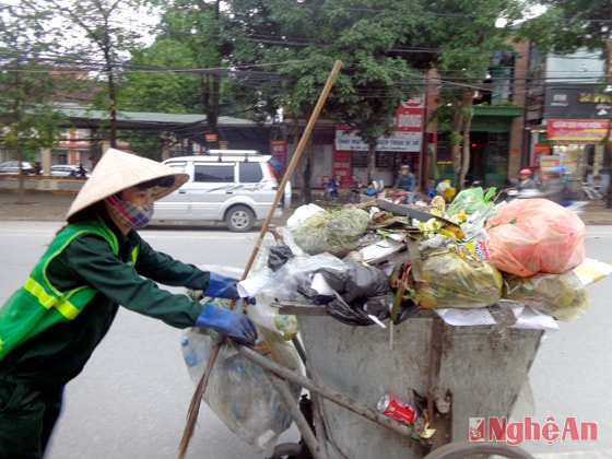Thu gom rác thải trên đường Nguyễn Thị Minh Khai (ảnh chụp ngày 12/12)