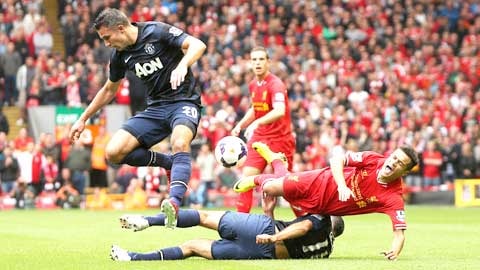 Van Persie (20) và đồng đội sẽ vượt qua một Liverpool đang khủng hoảng