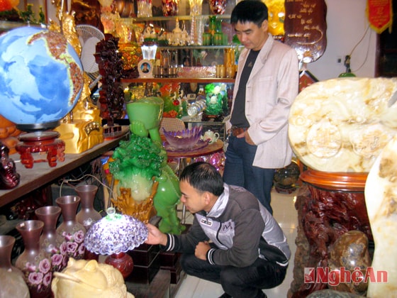 Khách hàng tìm mua vật phẩm phong thủy.