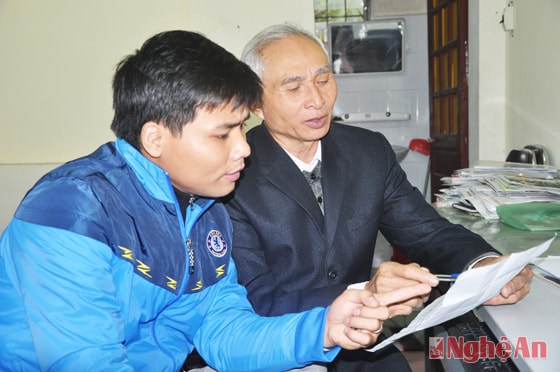 Nhạc sỹ Nguyễn Văn Đờn trao đổi với ca sỹ về bài hát “Đất mẹ Trường Sa, Hoàng Sa”.