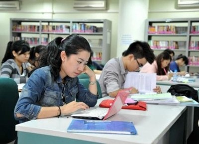 Nhiều sinh viên hiện nay thực sự chưa có kỹ năng cơ bản trong việc tiếp cận tri thức học thuật từ sách, giáo trình. Ảnh chỉ có tính minh họa