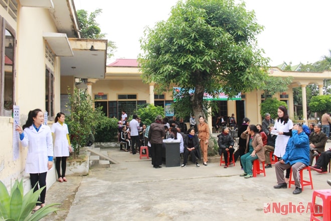 Kiểm tra thị lực cho bệnh nhân tại trạm y tế xã Nghi Kim