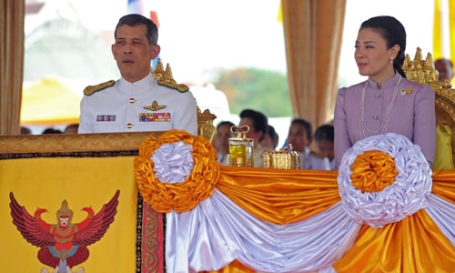 Thái tử Thái Lan Maha Vajiralongkorn và Vương phi Srirasmi trong một sự kiện thường niên của hoàng gia tổ chức ở thủ đô Bangkok tháng 5/2010. Ảnh: AFP.