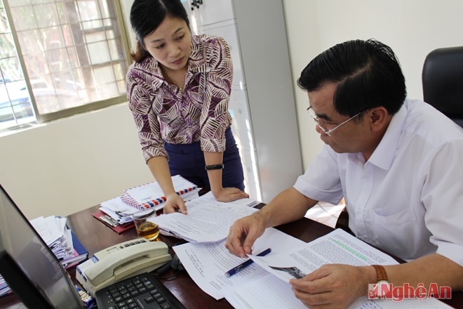 Cán bộ Ban Tiếp dân Thành phố Vinh tư vấn về giải quyết đơn thư theo thẩm quyền.
