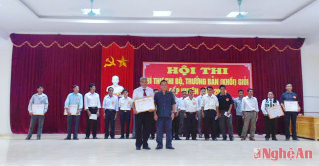 Đồng chí Vinh Thanh Bình được trao giải Nhất tại Hội thi Bí thư chi bộ giỏi  cấp huyện năm 2014.