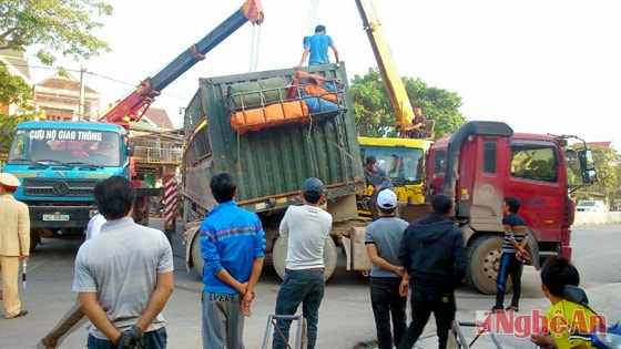 Cẩu chiếc xe ra khỏi hiện trường.