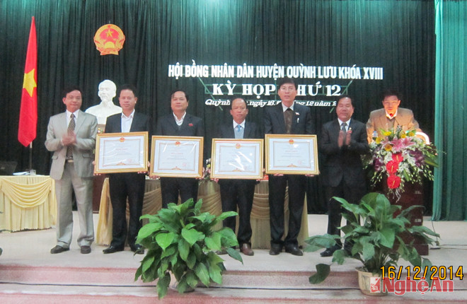 Lãnh đạo huyện Quỳnh Lưu trao bằng khen của thủ tướng Chính phủ cho tập thể và cá nhân xuất sắc.